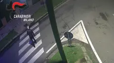Un fermo immagine tratto da un video diffuso il 13 ottobre 2024 mostra Daniele Rezza, il 18enne di Rozzano che ha ucciso Manuel Mastropasqua, a Rozzano. ANSA/CARABINIERI +++ ANSA PROVIDES ACCESS TO THIS HANDOUT PHOTO TO BE USED SOLELY TO ILLUSTRATE NEWS REPORTING OR COMMENTARY ON THE FACTS OR EVENTS DEPICTED IN THIS IMAGE; NO ARCHIVING; NO LICENSING +++ NPK++