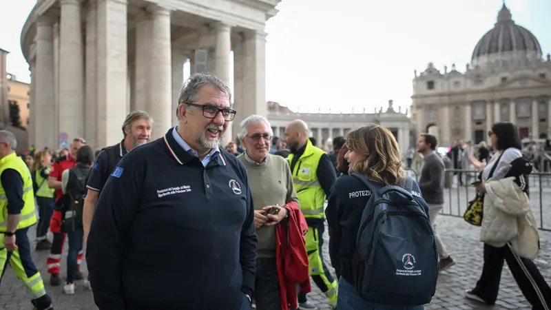 Il capo del Dipartimento della Protezione civile, Fabio Ciciliano, nel corso di un sopralluogo in piazza San Pietro, Roma 24 aprile 2025. ANSA/ALESSANDRO DI MEO