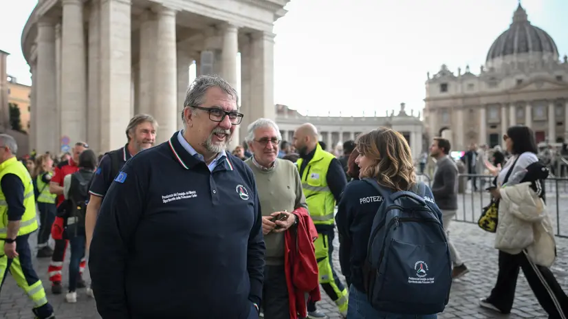 Il capo del Dipartimento della Protezione civile, Fabio Ciciliano, nel corso di un sopralluogo in piazza San Pietro, Roma 24 aprile 2025. ANSA/ALESSANDRO DI MEO