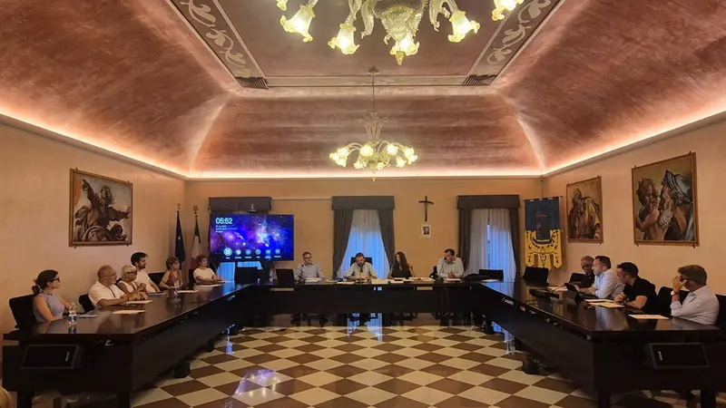 La prima seduta del Consiglio comunale dopo la scomparsa del sindaco - © www.giornaledibrescia.it