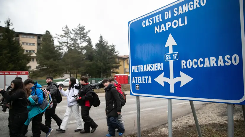 Migliaia di turisti in arrivo a Roccaraso a bordo dei pullman. Roccaraso, 2 febbraio 2025. ANSA/Emanuele Valeri Z4C