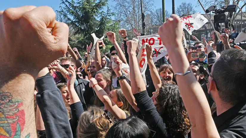 Ragazzi del centro sociale Askatasuna festeggiano per la sentenza del processo ad alcuni attivisti dentro e davanti a tribunale di Torino 31 marzo 2025 ANSA/ALESSANDRO DI MARCO