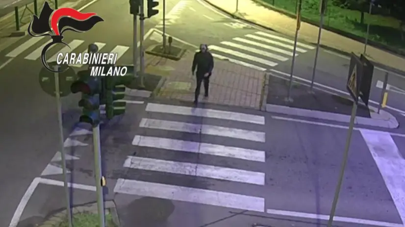 Un fermo immagine tratto da un video diffuso il 13 ottobre 2024 mostra Daniele Rezza, il 18enne di Rozzano che ha ucciso Manuel Mastropasqua, a Rozzano. ANSA/CARABINIERI +++ ANSA PROVIDES ACCESS TO THIS HANDOUT PHOTO TO BE USED SOLELY TO ILLUSTRATE NEWS REPORTING OR COMMENTARY ON THE FACTS OR EVENTS DEPICTED IN THIS IMAGE; NO ARCHIVING; NO LICENSING +++ NPK++