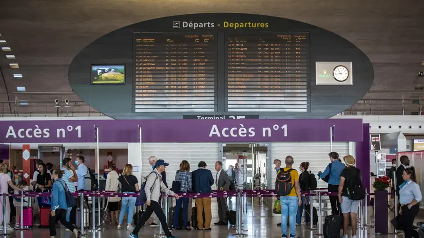 epa10058879 Travelers at Roissy Airport outside Paris, France, 08 July 2022. Striking workers from the Roissy Charles de Gaulle airport Unions voted to end the strike affecting air transport and causing the cancellation of flights at Roissy. EPA/CHRISTOPHE PETIT TESSON