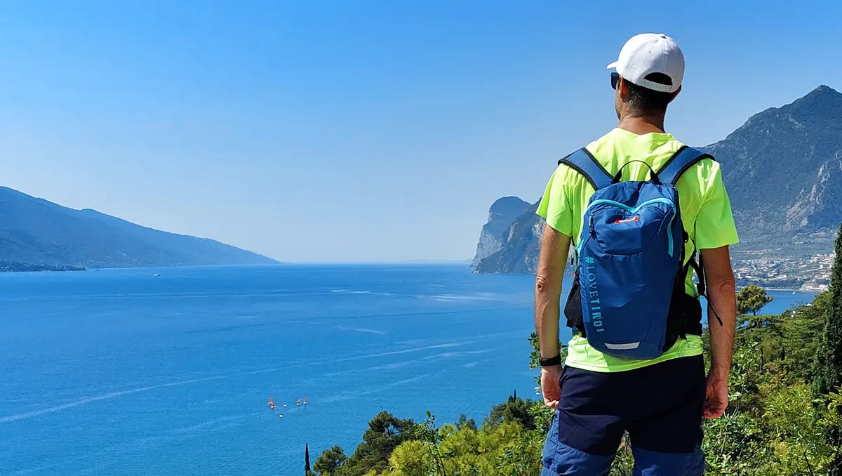 Lago di Garda: Paradiso per Sportivi! Ciclismo, Nuoto e Trekking tra le sue Acque