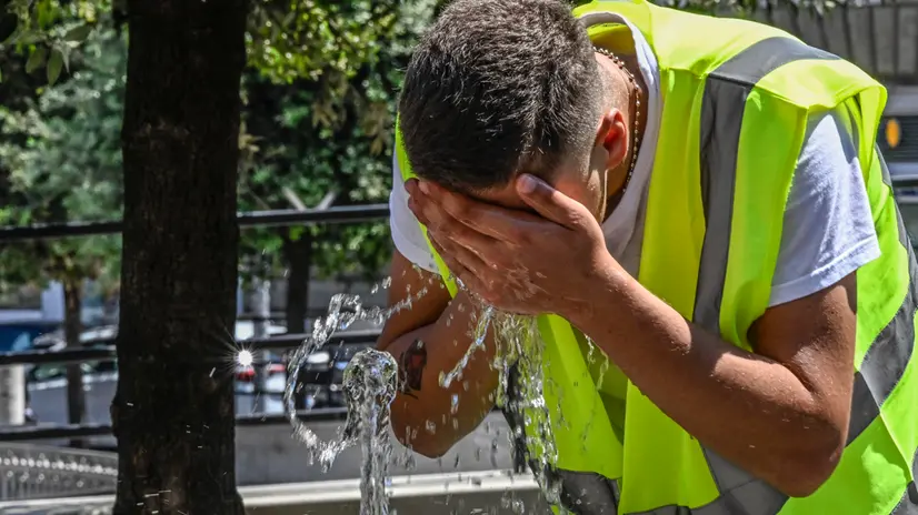 The fountain in Piazza del Municipio in Naples offers refreshment in the heat even to those engaged in work activities. Naples, July 1, 2025 ANSA / CIRO FUSCO