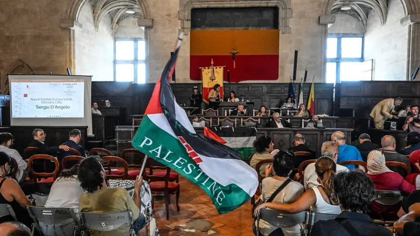 Nella Sala dei Baroni al Maschio Angioino di Napoli la seduta monotematica del consiglio Comunale, alla presenza del sindaco Gaetano manfredi, ha avuto come tema la situazione a Gaza. Ad inizio lavori sono entrati in sala al grido di 'Palestina libera' e 'Israele assassino' i comitati pro Palestina, 2 luglio 2025. ANSA / CIRO FUSCO