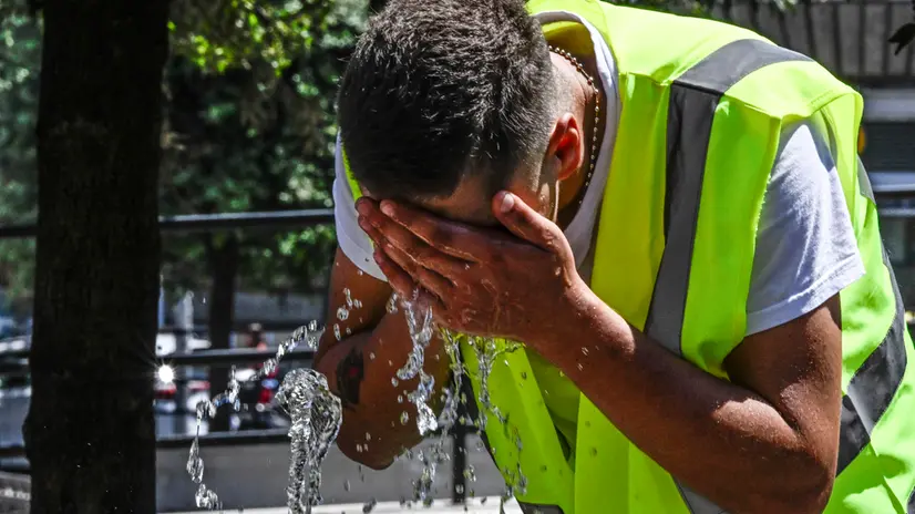The fountain in Piazza del Municipio in Naples offers refreshment in the heat even to those engaged in work activities. Naples, July 1, 2025 ANSA / CIRO FUSCO