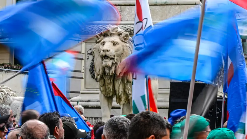 Nel giorno dello sciopero dei metalmeccanici, la manifestazione in piazza dei Martiri a Napoli alla presenza del segretario generale della Uilm, Rocco Palombella, 28 marzo 2025. ANSA / CIRO FUSCO