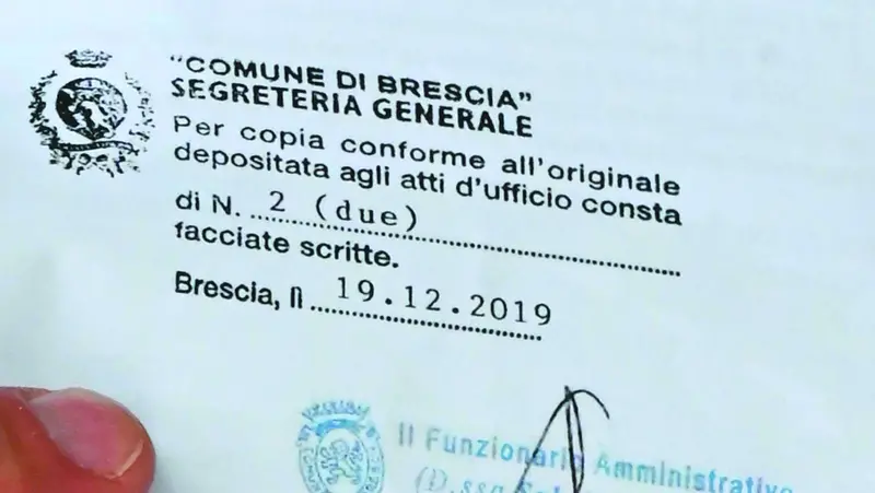 Una pagina dei documenti della notifica di sfratto per Massimo Cellino - Foto Gabriele Strada/Neg © www.giornaledibrescia.it