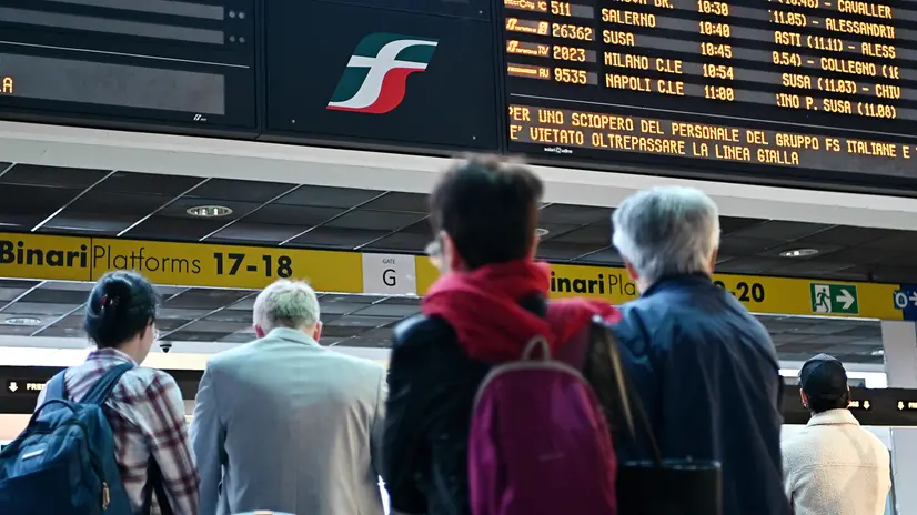 Disagi a causa dello sciopero del personale del gruppo FS Italiane alla stazione Porta Nuova ì a Torino 6 Maggio 2025 ANSA/ALESSANDRO DI MARCO