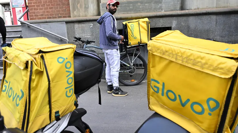 Un riders di Glovo partecipa alla manifestano nelle vie del centro contro l'utilizzo degli algoritmi delle piattaforme di Glovo e Deliveroo e per una paga giusta e dignitosa, Milano, 16 ottobre 2023. ANSA/DANIEL DAL ZENNARO