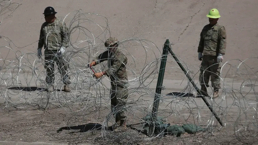 epa12082398 Members of the Texas National Guard install razor wire on the border with Mexico, in Juarez, Mexico, 07 May 2025. Although the migratory flow has decreased drastically in recent months on the Mexico-United States border, it has been observed from the Mexican side that on the edge of the Bravo River (Rio Grande in the US) the Texas National Guard has continued to install barbed wire barricades on the dividing line between both countries, which poses a risk to migrants. EPA/Luis Torres