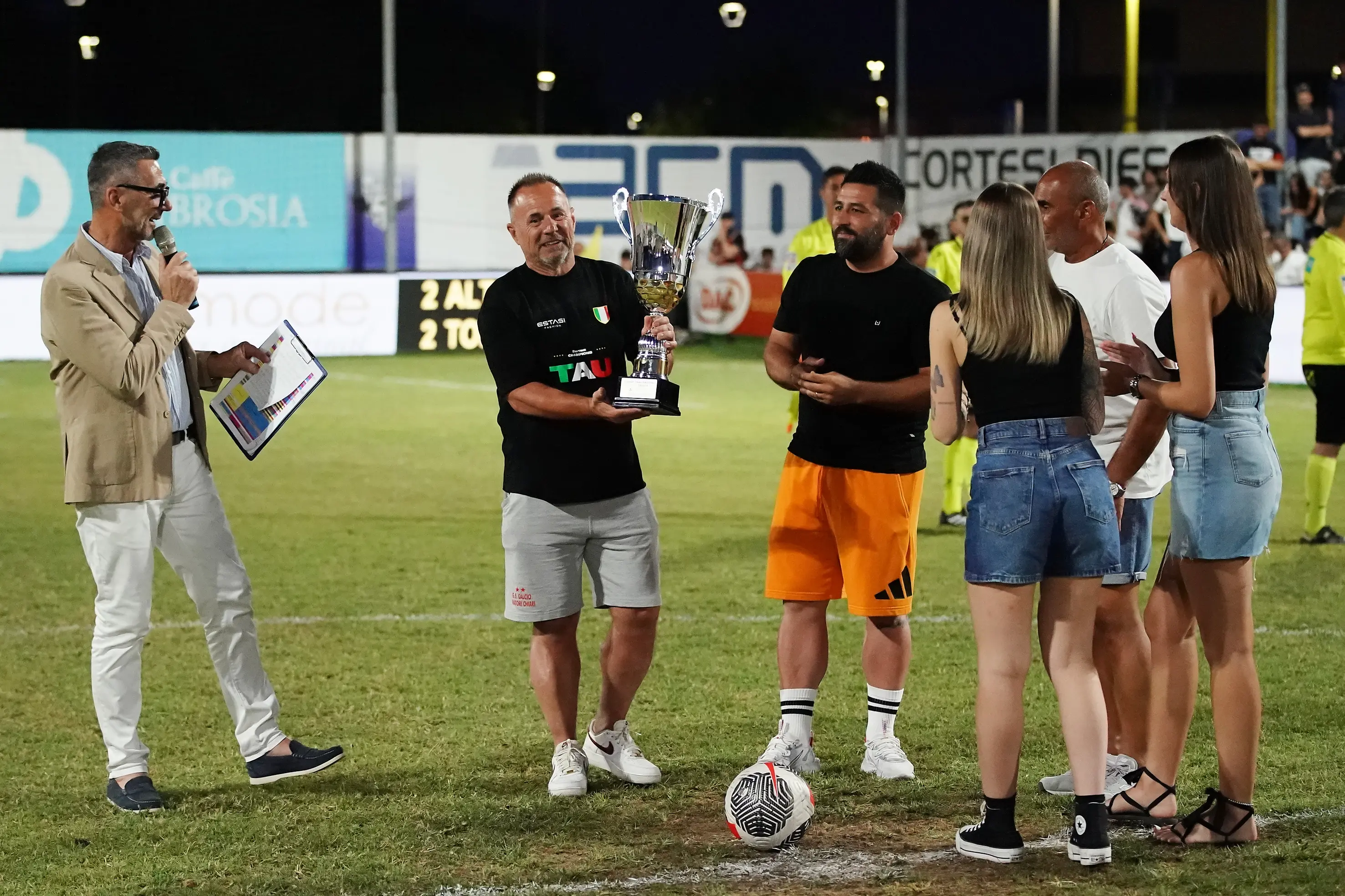 SPORT CALCIO 46¡ GRAN NOTTURNO MACLODIO  FINALE 3/4 TONY KART/PASTURI/COSTRUZIONI FRANZONI - ALTA SERBATOI NELLA FOTO PREMIAZIONE EX VINCITORI MACLODIO 02-07-2025 perteghella@newreporter