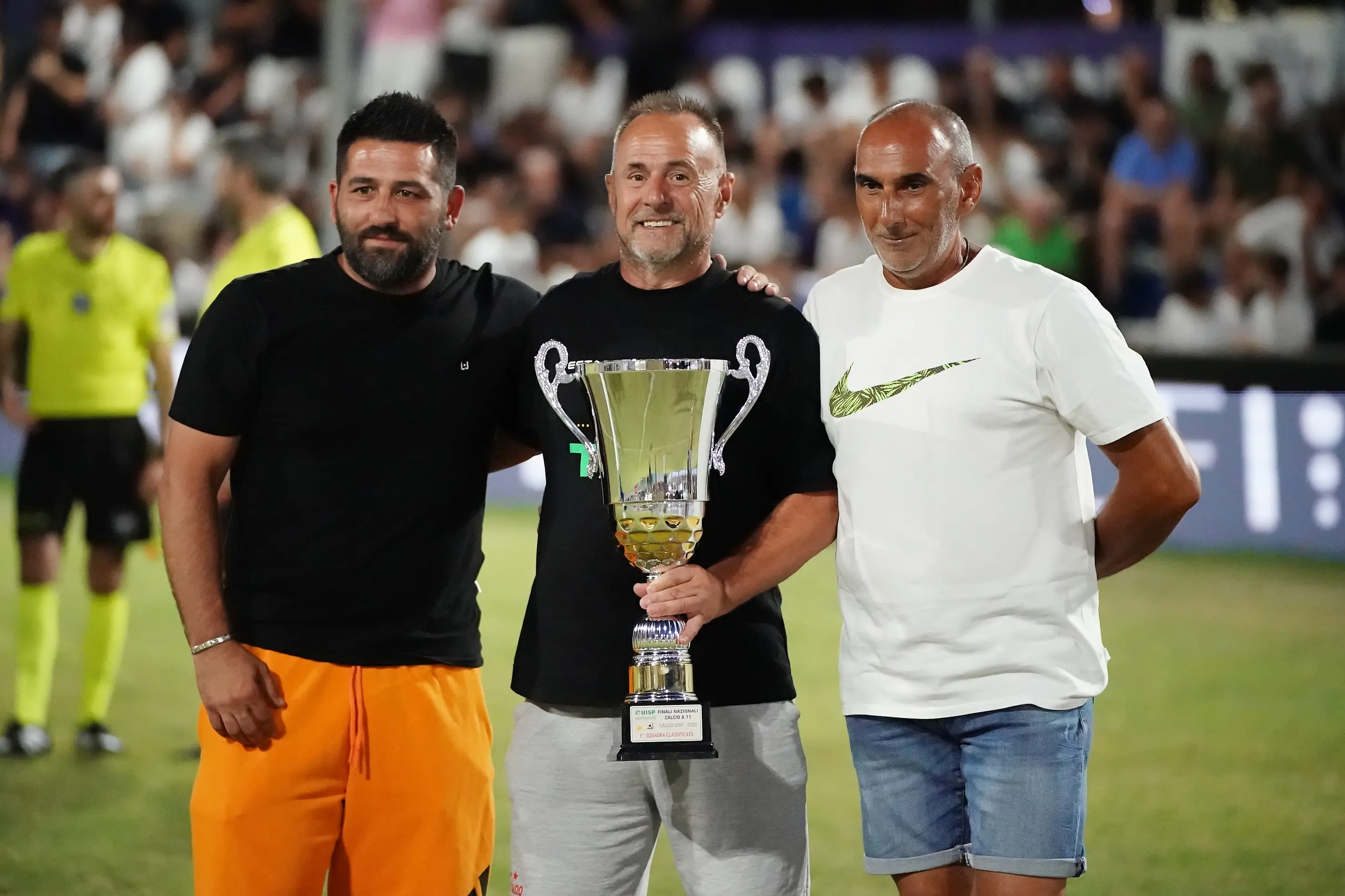 SPORT CALCIO 46¡ GRAN NOTTURNO MACLODIO  FINALE 3/4 TONY KART/PASTURI/COSTRUZIONI FRANZONI - ALTA SERBATOI NELLA FOTO PREMIAZIONE EX VINCITORI MACLODIO 02-07-2025 perteghella@newreporter