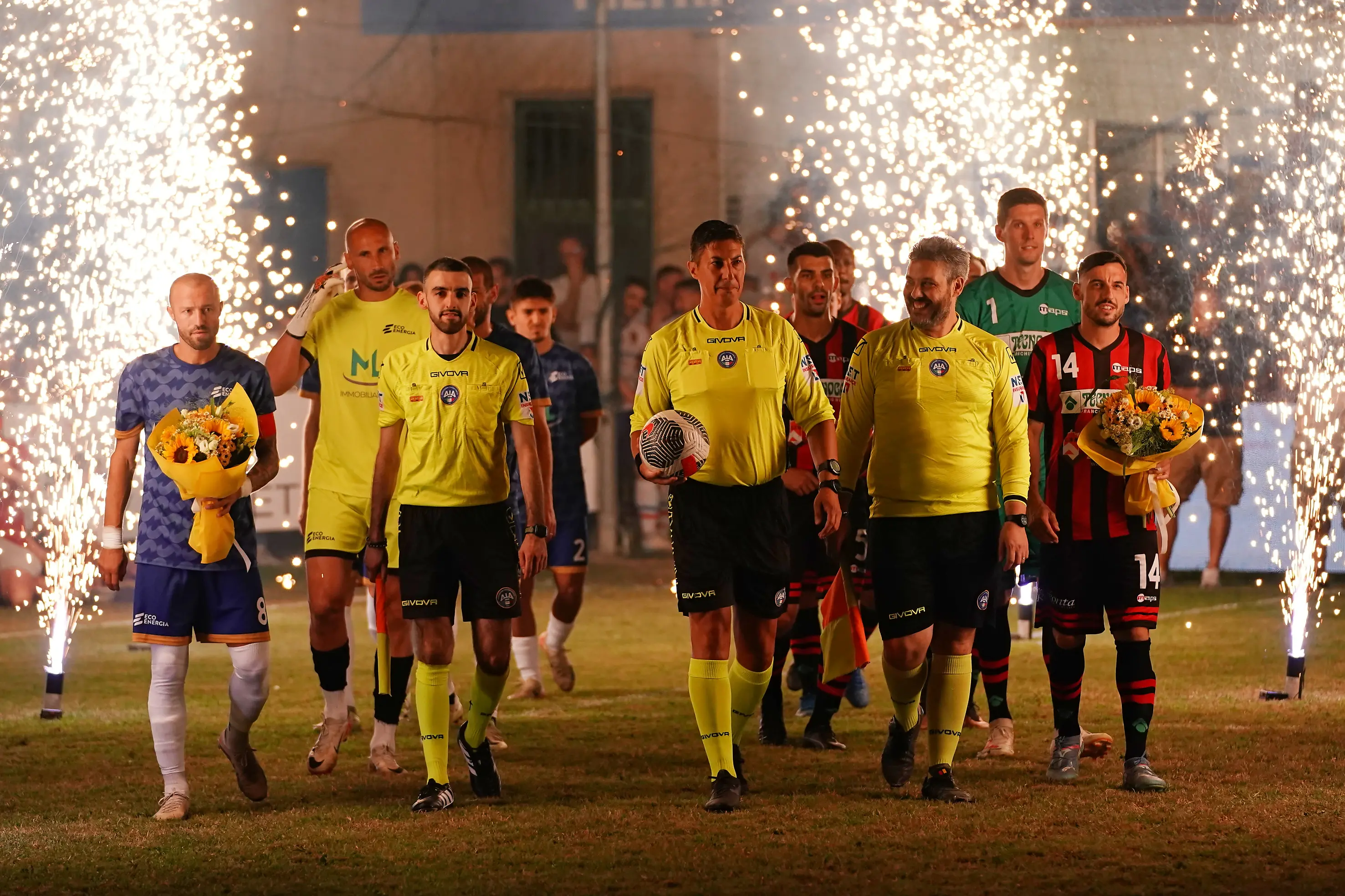 SPORT CALCIO 46¡ GRAN NOTTURNO MACLODIO  FINALE 1/2 IMMOBILIARE ML - TECNOCASA/FC IMMOBILIARE/BOSCO REGIO/CSB VEROLANUOVA NELLA FOTO INGRESSO IN CAMPO 02-07-2025 perteghella@newreporter
