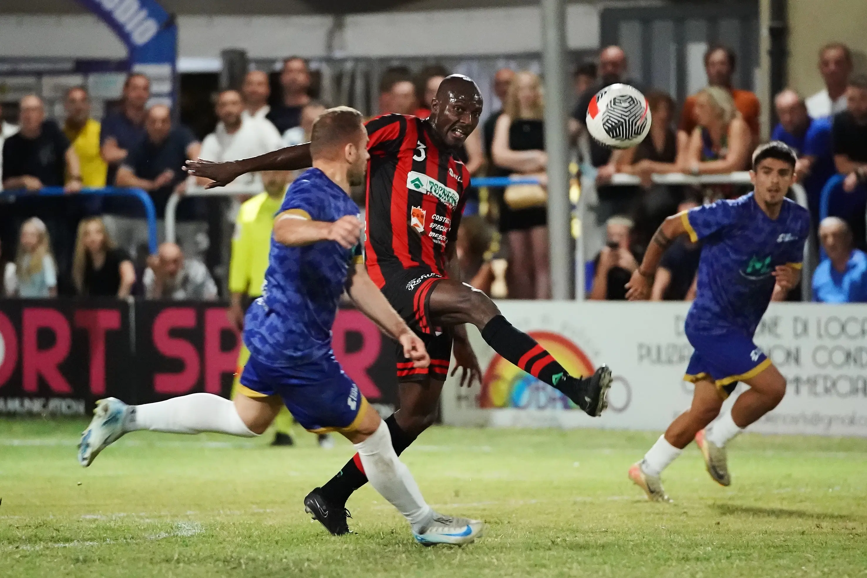 SPORT CALCIO 46¡ GRAN NOTTURNO MACLODIO  FINALE 1/2 IMMOBILIARE ML - TECNOCASA/FC IMMOBILIARE/BOSCO REGIO/CSB VEROLANUOVA NELLA FOTO KAMALU 02-07-2025 perteghella@newreporter