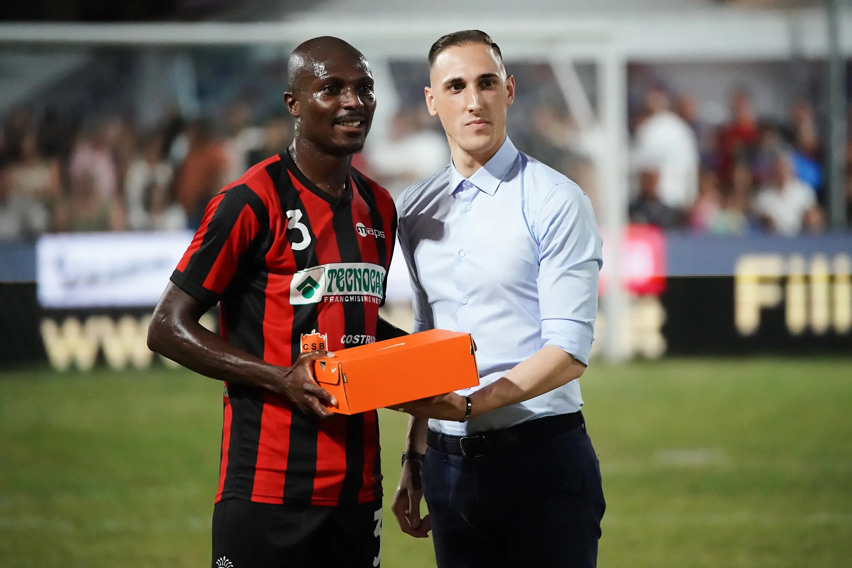 SPORT CALCIO 46¡ GRAN NOTTURNO MACLODIO  FINALE 1/2 IMMOBILIARE ML - TECNOCASA/FC IMMOBILIARE/BOSCO REGIO/CSB VEROLANUOVA NELLA FOTO PREMIAZIONE MIGLIOR GIOCATORE KAMALU 02-07-2025 perteghella@newreporter
