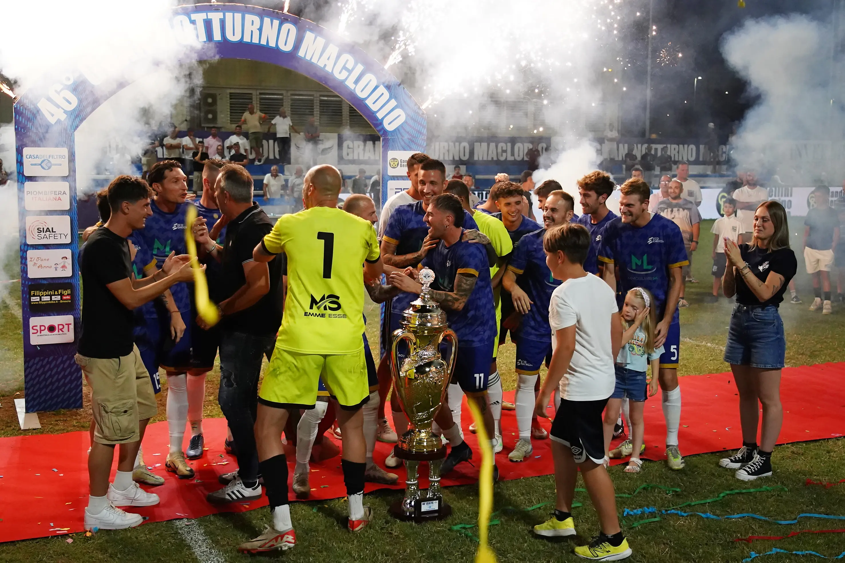 SPORT CALCIO 46¡ GRAN NOTTURNO MACLODIO  FINALE 1/2 IMMOBILIARE ML - TECNOCASA/FC IMMOBILIARE/BOSCO REGIO/CSB VEROLANUOVA NELLA FOTO PREMIAZIONE 1a IMMOBILIARE ML 02-07-2025 perteghella@newreporter