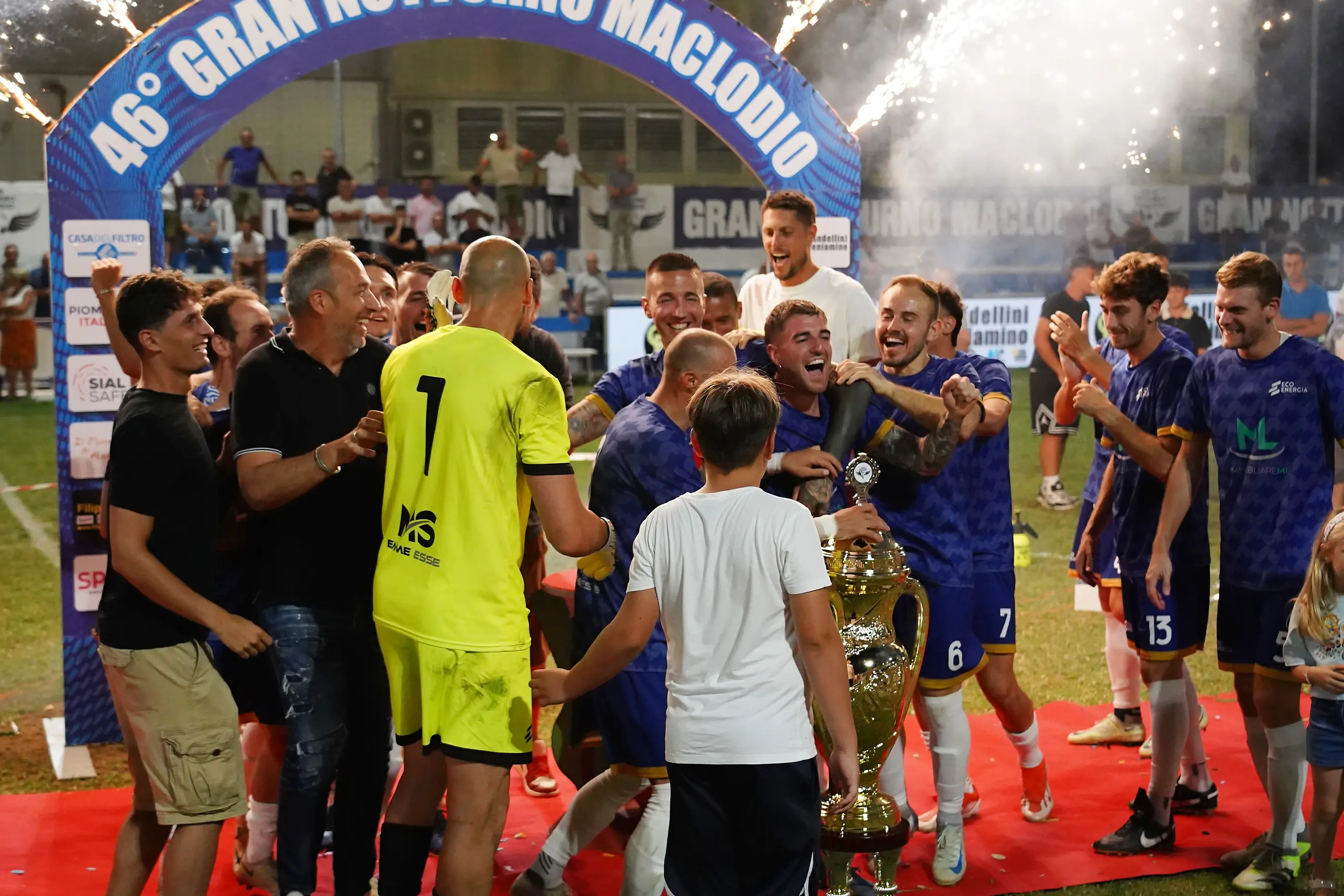 SPORT CALCIO 46¡ GRAN NOTTURNO MACLODIO  FINALE 1/2 IMMOBILIARE ML - TECNOCASA/FC IMMOBILIARE/BOSCO REGIO/CSB VEROLANUOVA NELLA FOTO PREMIAZIONE 1a IMMOBILIARE ML 02-07-2025 perteghella@newreporter