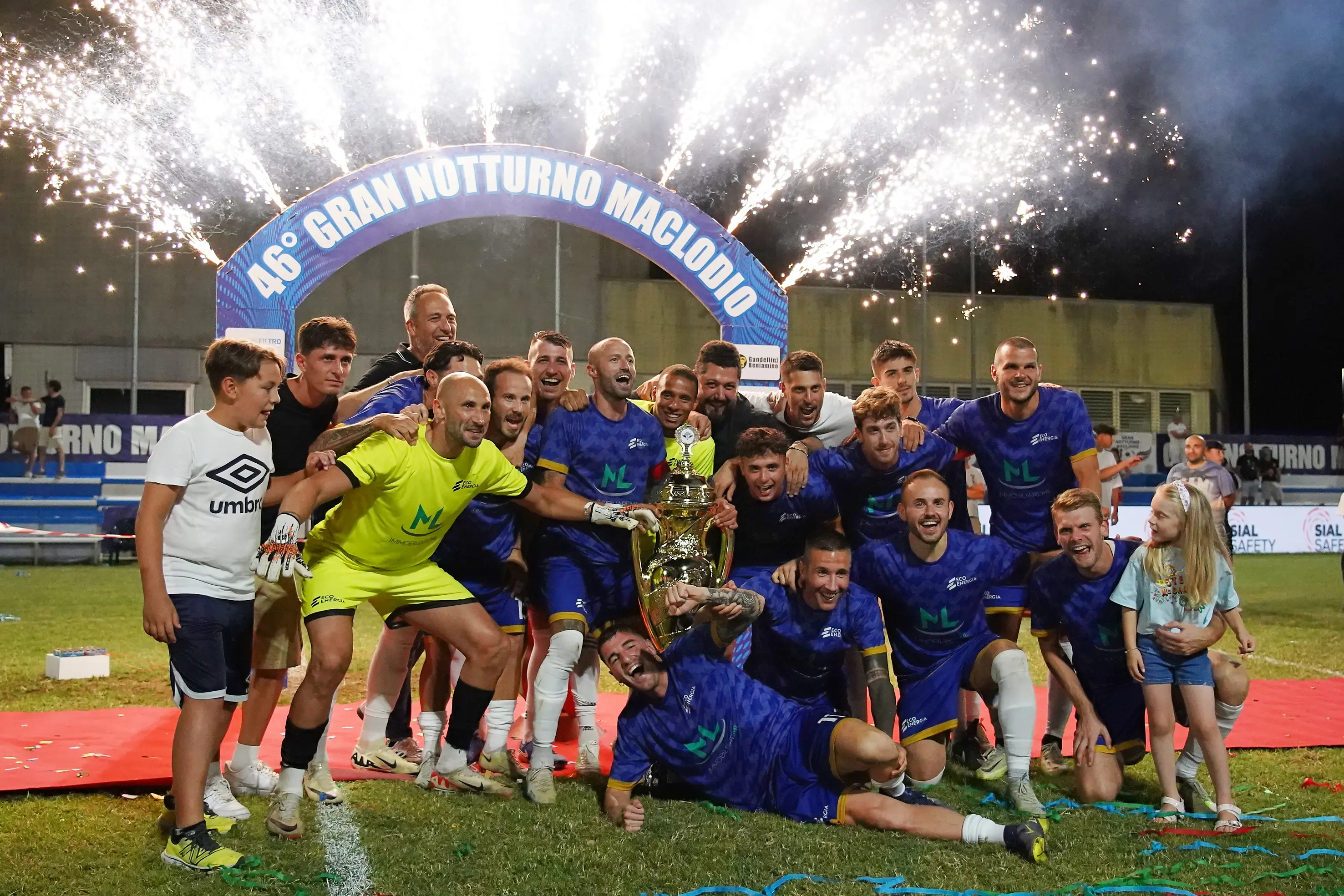 SPORT CALCIO 46¡ GRAN NOTTURNO MACLODIO  FINALE 1/2 IMMOBILIARE ML - TECNOCASA/FC IMMOBILIARE/BOSCO REGIO/CSB VEROLANUOVA NELLA FOTO PREMIAZIONE 1a IMMOBILIARE ML 02-07-2025 perteghella@newreporter
