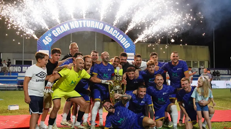 SPORT CALCIO 46¡ GRAN NOTTURNO MACLODIO FINALE 1/2 IMMOBILIARE ML - TECNOCASA/FC IMMOBILIARE/BOSCO REGIO/CSB VEROLANUOVA NELLA FOTO PREMIAZIONE 1a IMMOBILIARE ML 02-07-2025 perteghella@newreporter