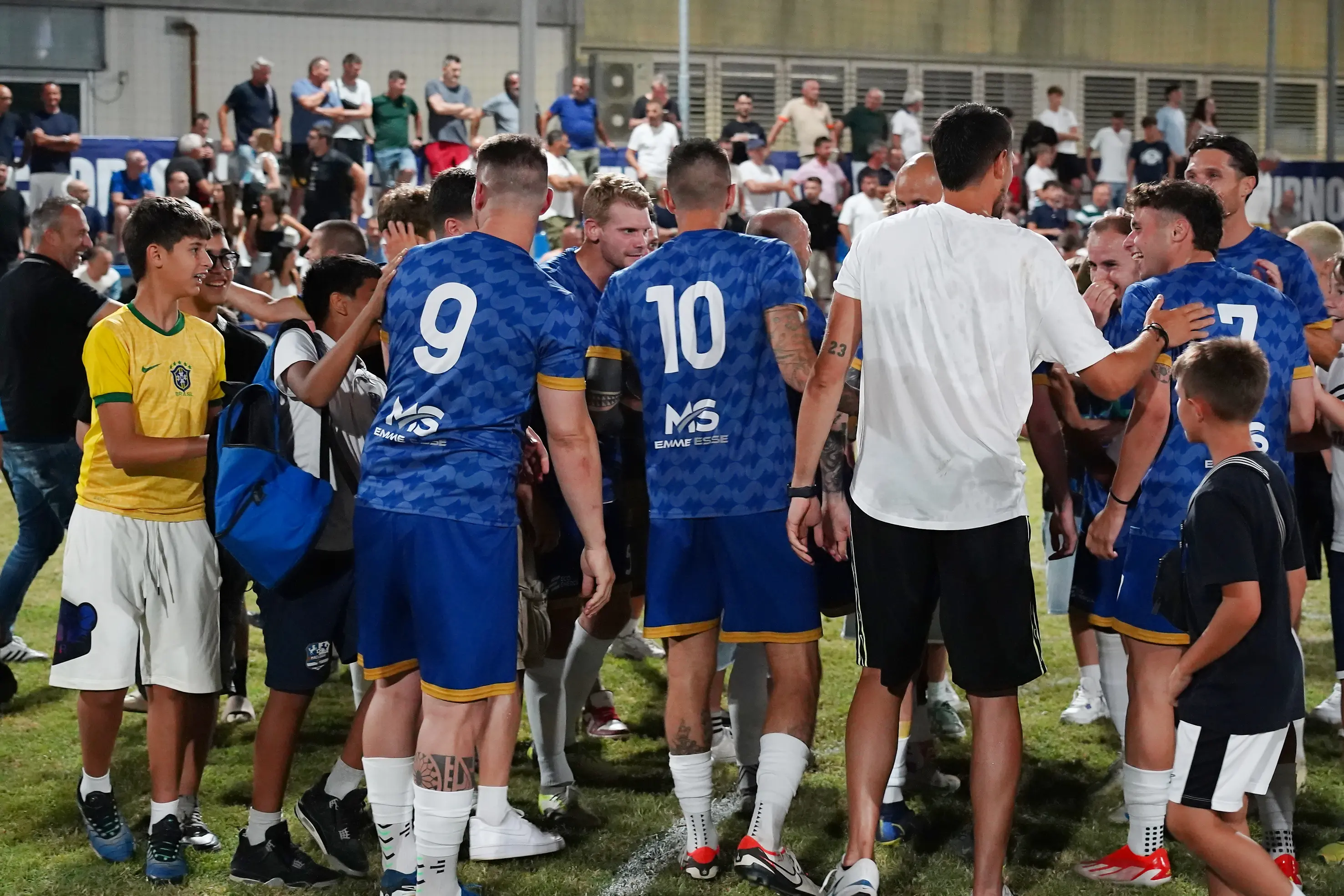 SPORT CALCIO 46¡ GRAN NOTTURNO MACLODIO  FINALE 1/2 IMMOBILIARE ML - TECNOCASA/FC IMMOBILIARE/BOSCO REGIO/CSB VEROLANUOVA NELLA FOTO FESTEGGIAMENTI IMMOBILIARE ML 02-07-2025 perteghella@newreporter
