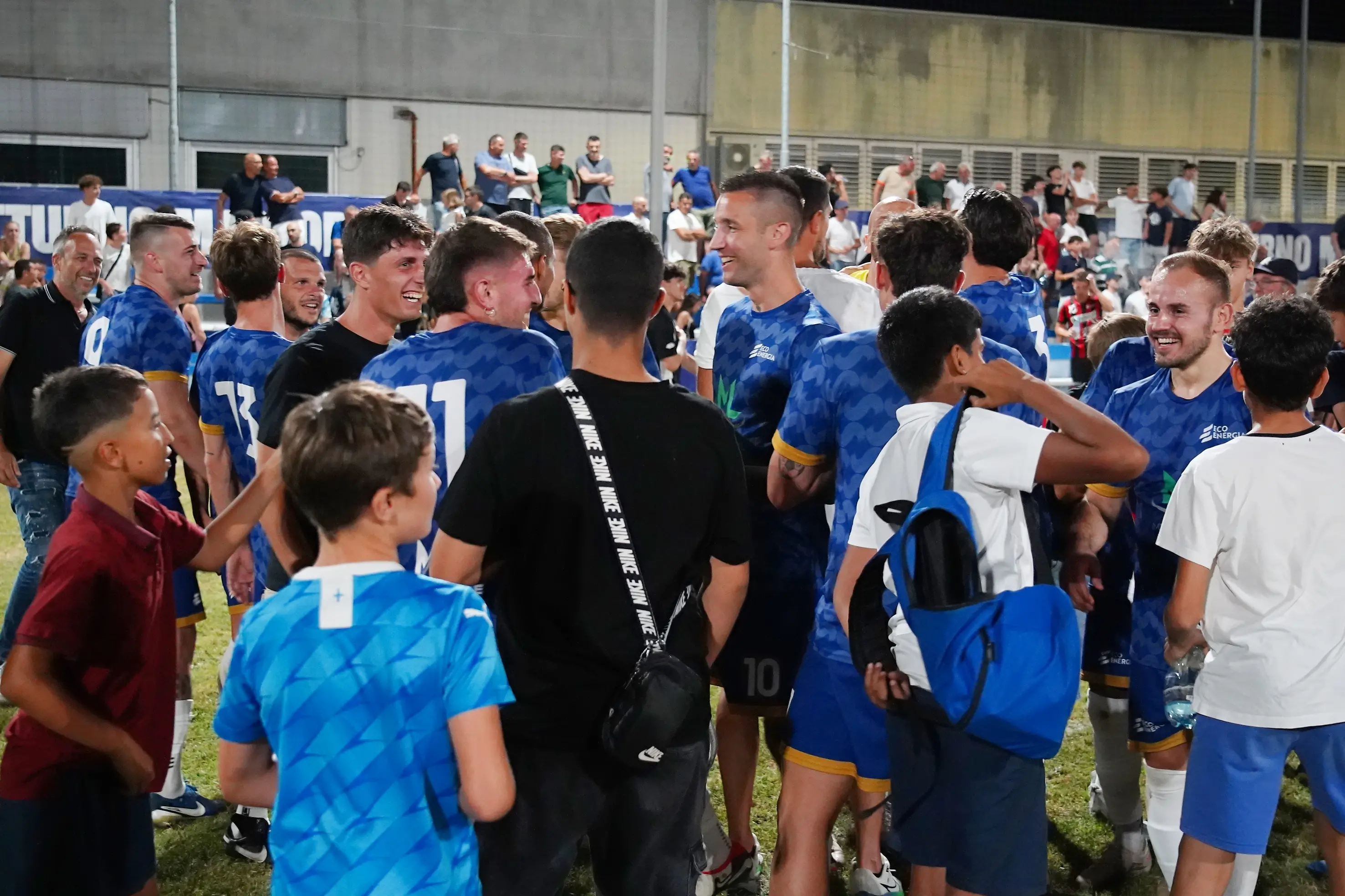 SPORT CALCIO 46¡ GRAN NOTTURNO MACLODIO  FINALE 1/2 IMMOBILIARE ML - TECNOCASA/FC IMMOBILIARE/BOSCO REGIO/CSB VEROLANUOVA NELLA FOTO FESTEGGIAMENTI IMMOBILIARE ML 02-07-2025 perteghella@newreporter