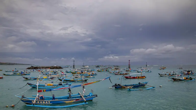 epa12079272 Traditional fishing boats are anchored along the shores of Kedonganan Beach in Bali, Indonesia, 07 May 2025. The Bali Center for Meteorology, Climatology, and Geophysics (BMKG) has issued a warning for severe weather and high sea waves in the Bali Strait, with wave heights potentially reaching up to 3.5 meters from 06 to 08 May 2025. EPA/MADE NAGI