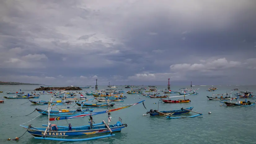 epa12079272 Traditional fishing boats are anchored along the shores of Kedonganan Beach in Bali, Indonesia, 07 May 2025. The Bali Center for Meteorology, Climatology, and Geophysics (BMKG) has issued a warning for severe weather and high sea waves in the Bali Strait, with wave heights potentially reaching up to 3.5 meters from 06 to 08 May 2025. EPA/MADE NAGI