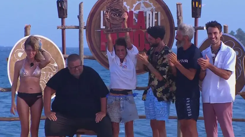 Cristina Plevani alza il trofeo de l'Isola dei Famosi - Foto Mediaset