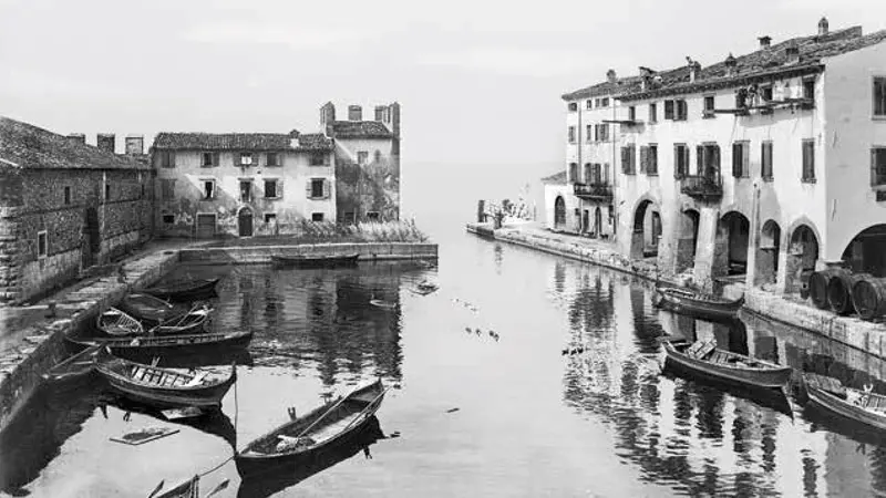 Il vecchio porto di Lazise - Foto Fondazione Negri