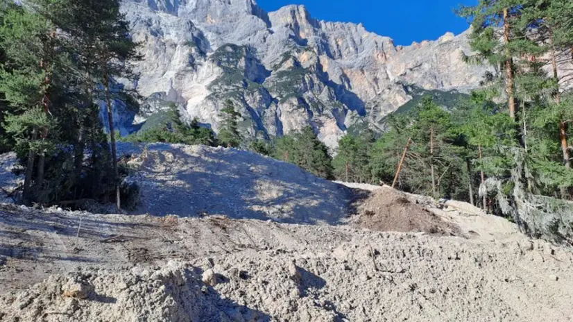 Frana Cadore, foto e video del punto della statale 51 di Alemagna, tra San Vito e Cortina, dove si è staccata dalla Croda Marcora la grande colata detritica. Foto e video Galvan