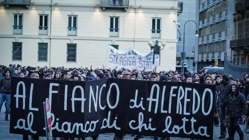 Manifestazione corteo anarchici internazionali per solidarietà ad Alfredo Cospito e contro il 41 bis. Torino 04 marzo 2023 ANSA/TINO ROMANO