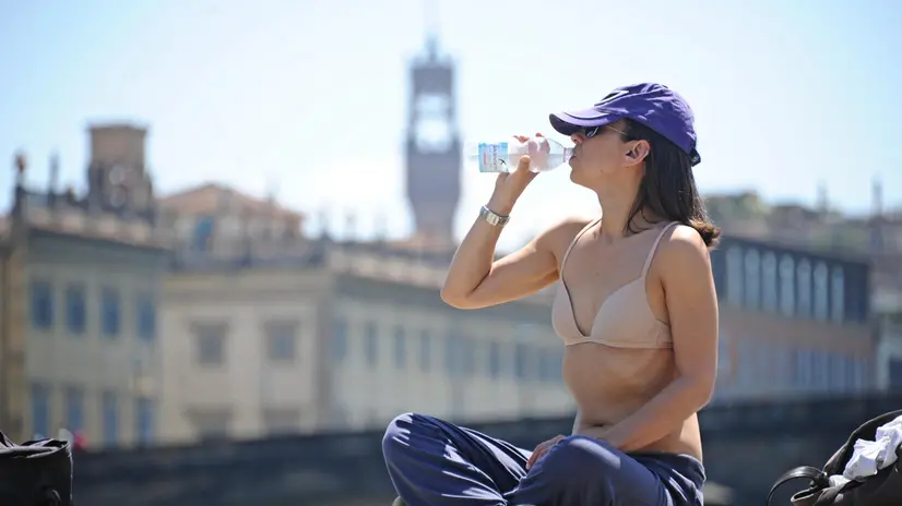 Sotto il sole sul Lungarno a Firenze 7 giugno 2014 ANSA/MAURIZIO DEGL INNOCENTI