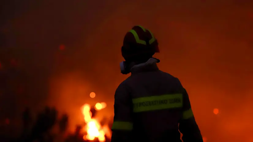 epa12211603 A firefighter works at the scene of a wildfire in Ierapetra, on Crete island, Greece, 02 July 2025. A large wildfire erupted in the afternoon in an agro-forested area in eastern Crete, at the Ahlia site in Lasithi prefecture, with authorities later issuing an alert to local residents to evacuate towards Ierapetra. A total of 155 firefighters were dispatched to the scene, operating 38 vehicles, while two water-dropping aircraft assisted. EPA/NIKOS CHALKIADAKIS
