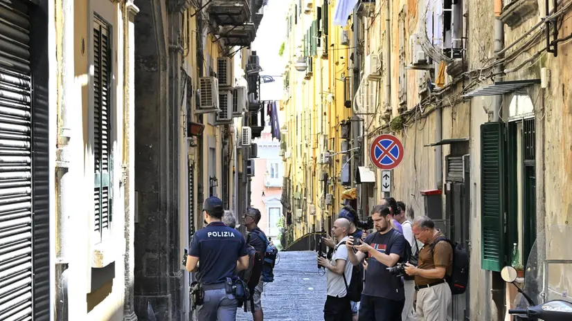 L'esterno dell'abitazione dei Quartieri Spagnoli, a Napoli dove due uomini, sono stati trovati senza vita, 3 luglio 2025. ANSA/CIRO FUSCO