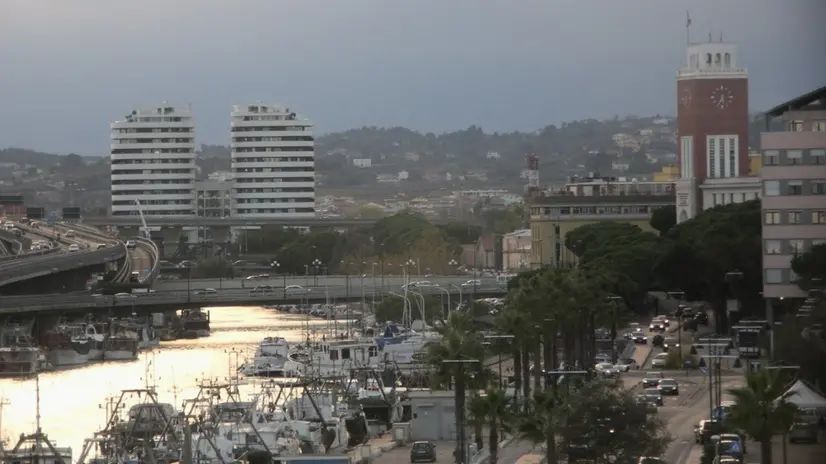 Pescara, panorama con il portocanale, la torre del Municipio, le Torri Camuzzi