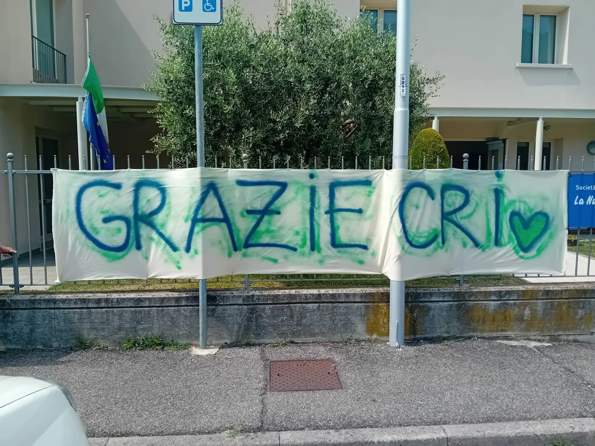 Lo striscione con il "grazie" dei ragazzi del La Nuova Cordata Coop.va Sociale Onlus