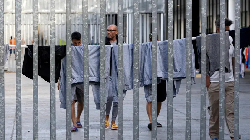 Immigrati passeggiano all’interno del settore maschile, nel CPR di Ponte Galeria. Roma, 29 maggio 2024 ANSA/MASSIMO PERCOSSI