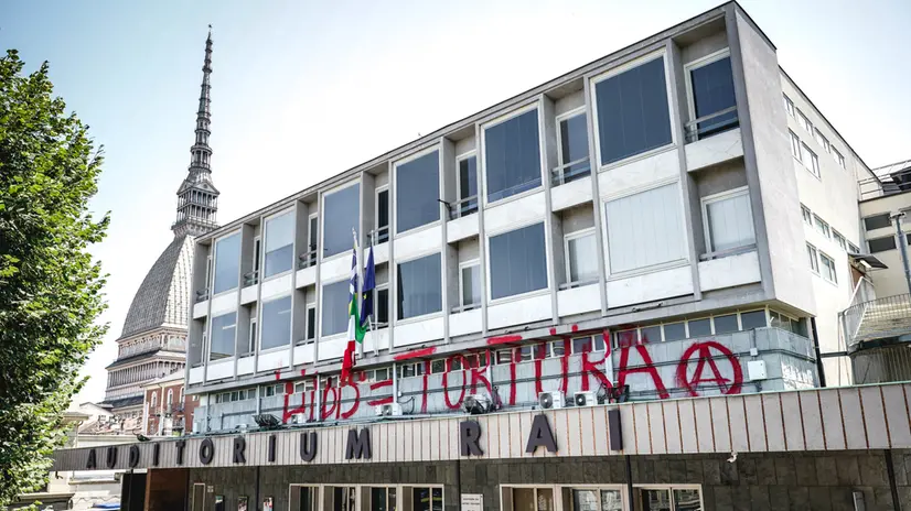 Scritte anarchici con olio esausto e vernice sulla sede Auditorium Rai. Torino 03 luglio 2025 ANSA/TINO ROMANO