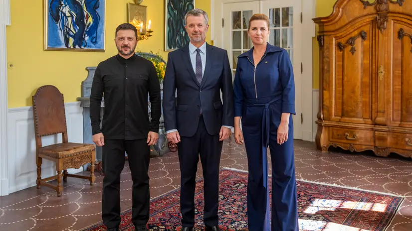 epa12212769 Denmark's King Frederik X (C) receives Ukraine's President Volodymyr Zelensky (L) in an audience together with Danish Prime Minister Mette Frederiksen (R) at Marselisborg Palace in Aarhus, Denmark, 03 July 2025, on the day of the official opening ceremony of the Danish EU Council Presidency 2025. EPA/IDA MARIE ODGAARD DENMARK OUT