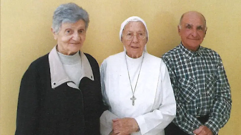 I genitori con suor Giuliana Galli al Cottolengo nel 35esimo anniversario della morte