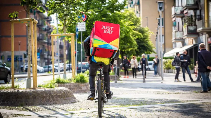 Un rider al lavoro - © www.giornaledibrescia.it