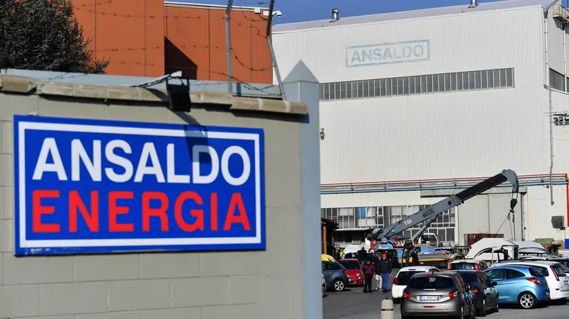La gru dentro il piazzale dell'Ansaldo Energia dove è rimasto schiacciato un operaio di 42 anni di una ditta esterna a Genova, 21 gennaio 2019. ANSA/LUCA ZENNARO