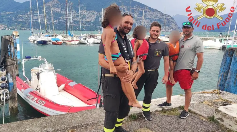 I bambini messi in salvo dai Vigili del fuoco