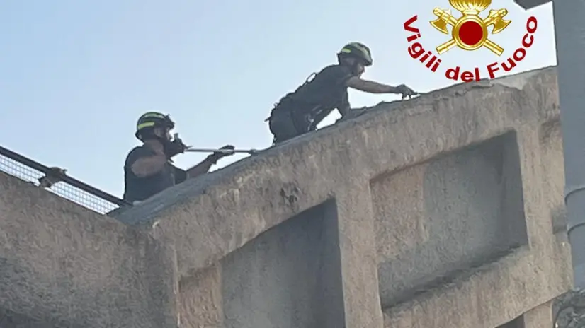 Un altro cavalcavia di Mestre ha richiesta l'intervento, tra ieri pomeriggio e le prime ore di oggi, per la rimozione di intonaco pericolante, segnalato da alcuni passanti. Si tratta del cavalcavia-ferrovia "Della Giustizia", uno dei manufatti cittadini piu' antichi, risalente al primo decennio del secolo scorso. Si trova a poca distanza dal cavalcavia di Mestre e permette di superare la linea ferroviaria per Treviso e Trieste. ANSA/VIGILI DEL FUOCO +++ ANSA PROVIDES ACCESS TO THIS HANDOUT PHOTO TO BE USED SOLELY TO ILLUSTRATE NEWS REPORTING OR COMMENTARY ON THE FACTS OR EVENTS DEPICTED IN THIS IMAGE; NO ARCHIVING; NO LICENSING +++ NPK +++