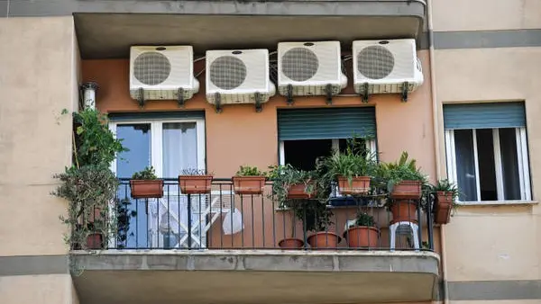 I condizionatori fanno salire il consumo di energia - © www.giornaledibrescia.it
