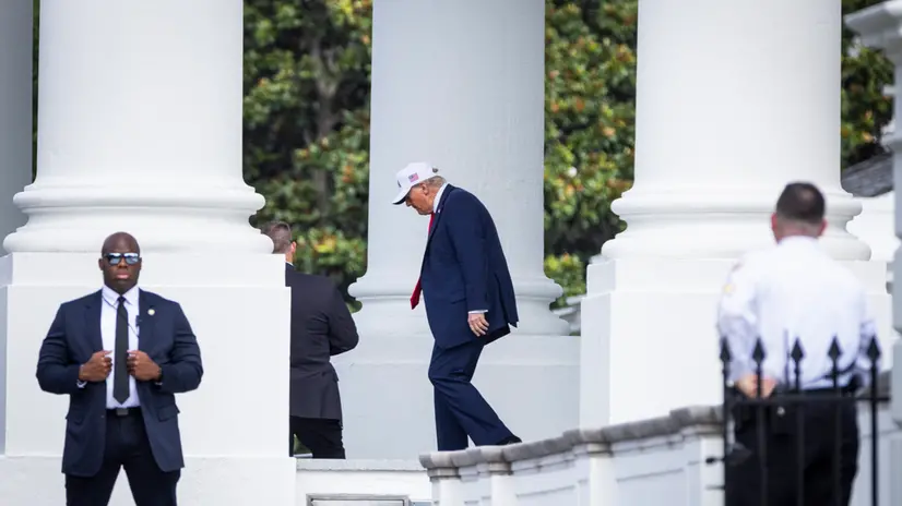 epa12214046 US President Donald Trump (C) departs the White House for a trip to Iowa after lawmakers passed his big beautiful bill in Washington, DC, USA, 03 July 2025. According to the Congressional Budget Office, the budget bill will add nearly 3.3 trillion US dollars to the US national deficit. EPA/JIM LO SCALZO