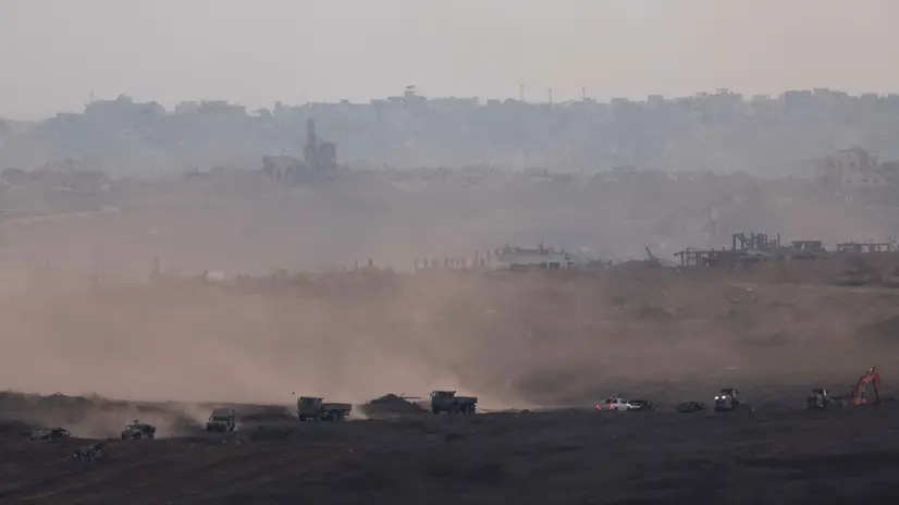 epa12213657 Israeli troops patrolling in the northern Gaza Strip near Beit Hanoun as seen from the Israeli side of the border, 03 July 2025. EPA/ATEF SAFADI